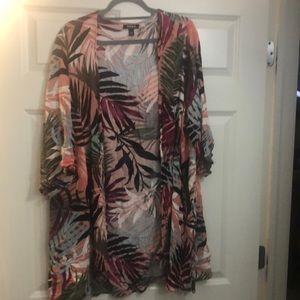 Torrid kimono in tropical print.  Size 3/4.